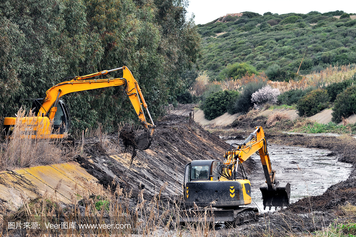 挖掘機(jī)在工作。